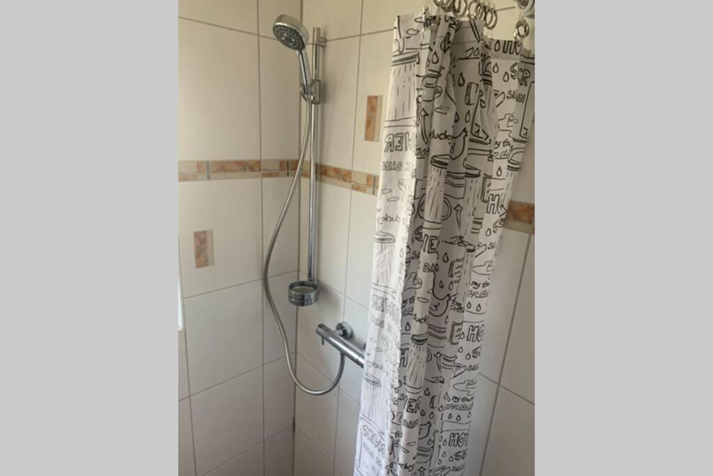 Gemuetliche 3 Zimmer Wohnung Mit Grosszuegiger Terrasse Im Gruenen Reutlingen Exterior foto